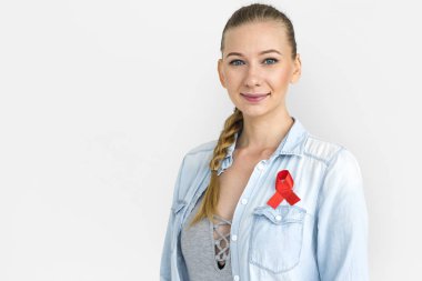 Stüdyoda genç bir kadın 