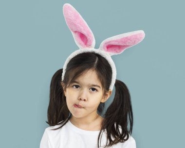 Kız stüdyoda poz veriyor.