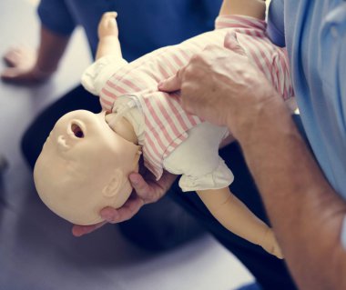CPR ilk yardım eğitimi öğrenme insanlar 