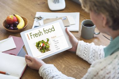 Dijital tablet tutan eller kadın