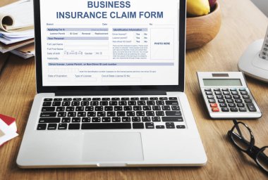 çalışma alanı tablo açılan laptop