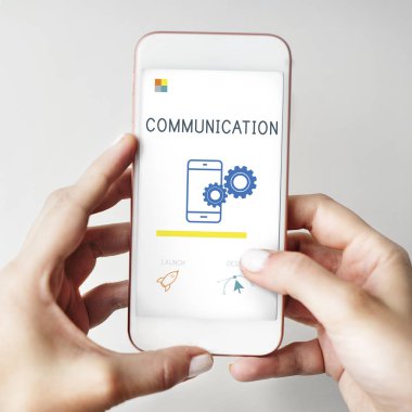 Cep telefonu ellerinde.