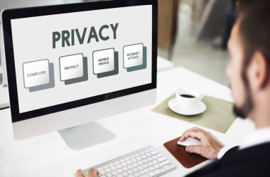 Ofiste çalışan bir iş adamı.