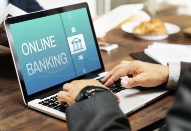 Dizüstü bilgisayarda çalışan iş adamı 