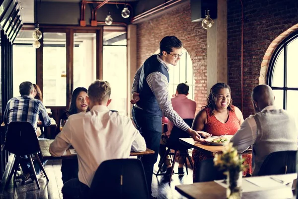 Glada människor i restaurang — Stockfoto