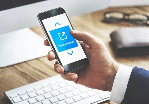 Hombre de negocios usando smartphone — Foto de Stock