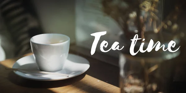 Пустой белый стакан на деревянном столе — стоковое фото