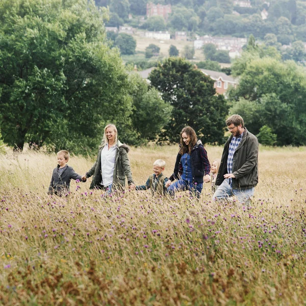 Familie auf dem Feld — Stockfoto