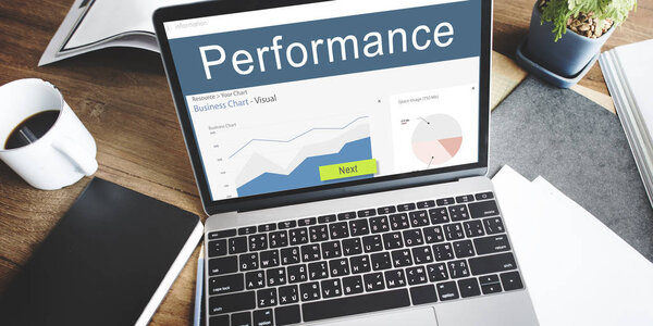 открытый ноутбук на столе
