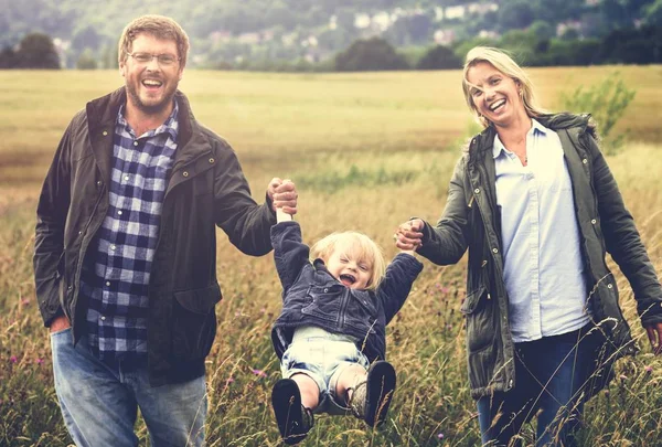 Aile birlikte vakit geçiriyor.