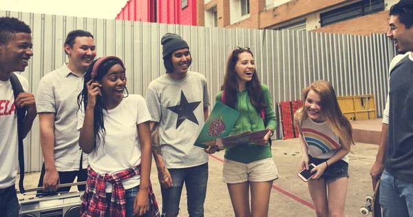 Diverse Teenager hängen herum — Stockfoto