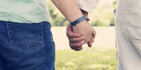 Coppia anziana mano nella mano — Foto Stock