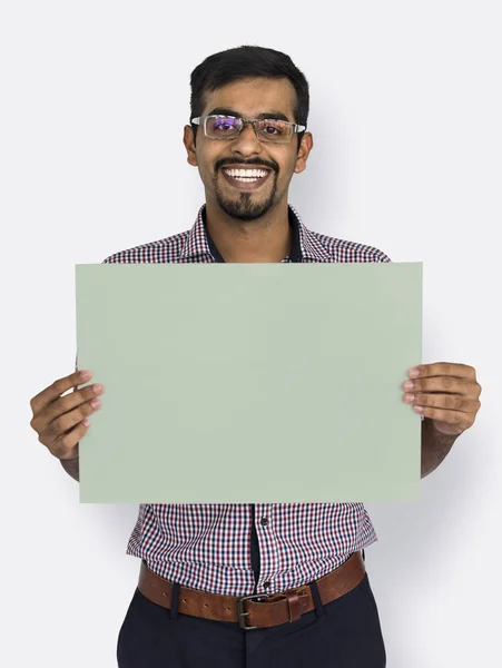 Indiana homem segurando papel em branco — Fotografia de Stock