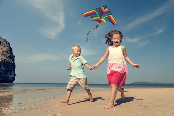 空飛ぶ凧で遊ぶ子どもたち — ストック写真