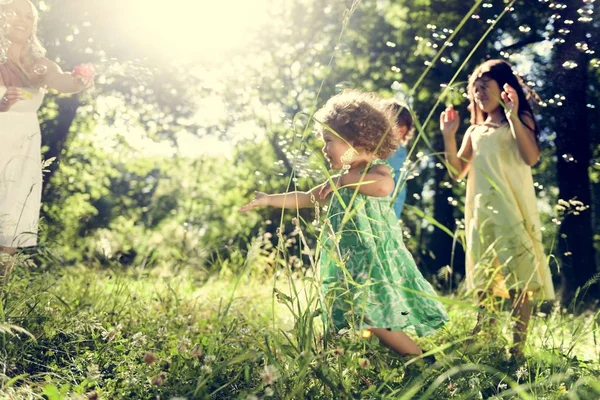 Kinder spielen gemeinsam im Freien — Stockfoto