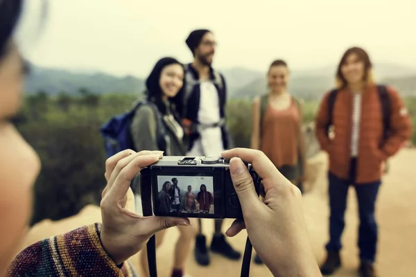 Amigos tomando fotos — Foto de Stock