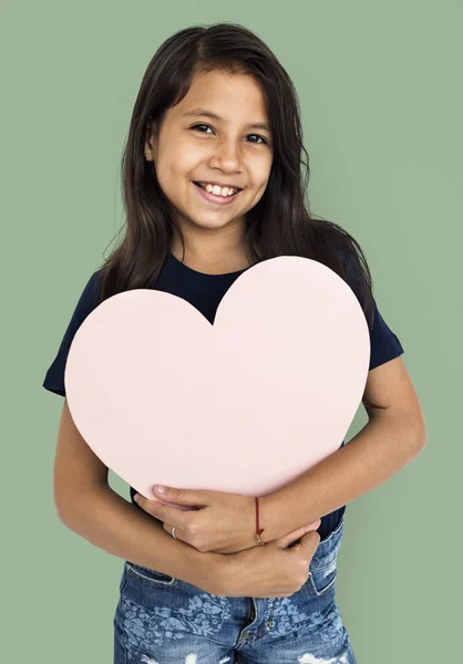 Dziewczyna trzyma papier serce — Zdjęcie stockowe