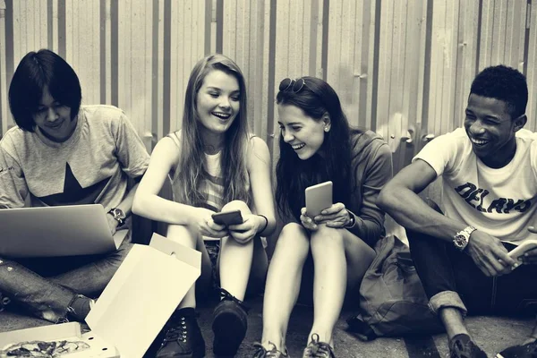 Amici adolescenti che utilizzano dispositivi — Foto Stock