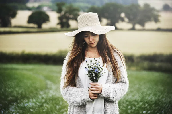 Vrouw bedrijf wilde bloemen — Stockfoto