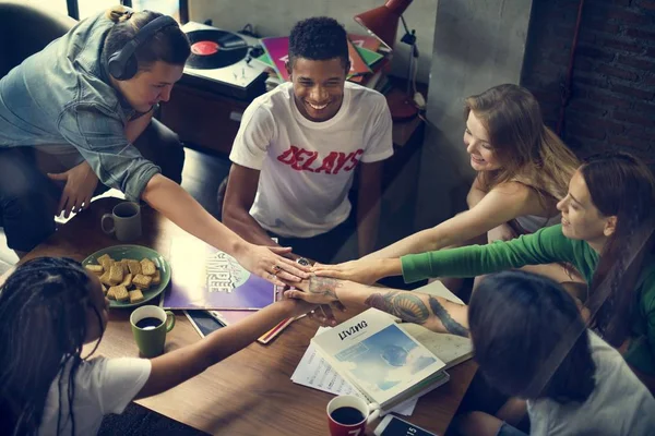 Diversi adolescenti appendere fuori — Foto Stock