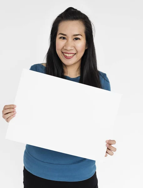 Азіатський жінка тримає білий порожній — стокове фото