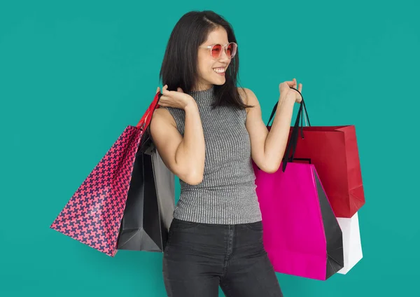 Azjatyckie kobieta z zakupy torby — Zdjęcie stockowe