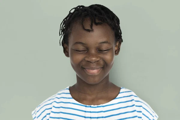 Menina sorrindo com os olhos fechados — Fotografia de Stock