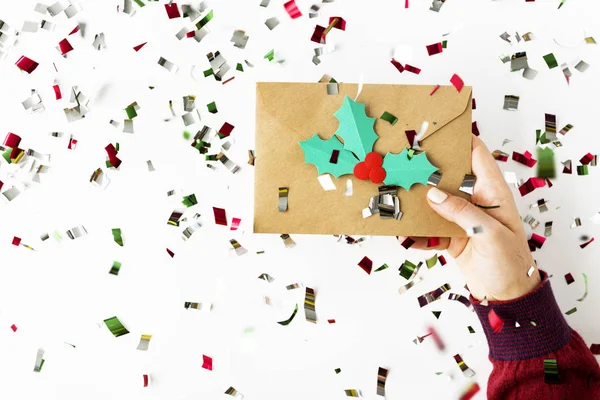 Mulher segurando decoração de Natal — Fotografia de Stock