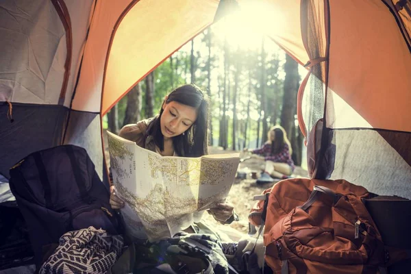 Menina leitura mapa — Fotografia de Stock