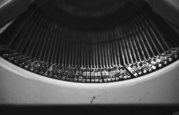 Винтажная классическая пишущая машинка — стоковое фото