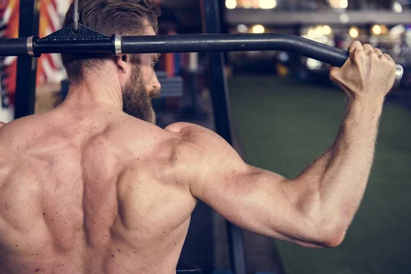 Man tränar på gym — Stockfoto