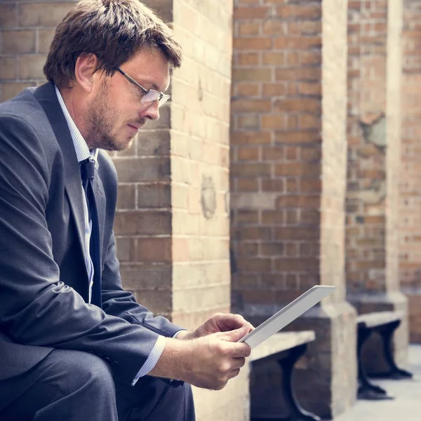 Uomo d'affari che utilizza tablet digitale — Foto Stock