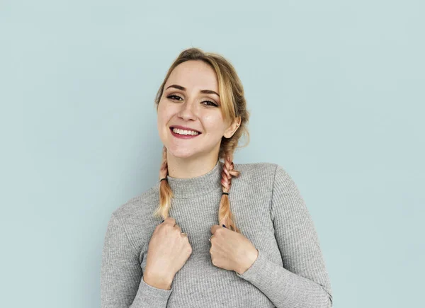 Mujer sonriente en el estudio — Foto de Stock