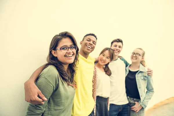 Studenten stehen vor weißer Wand — Stockfoto