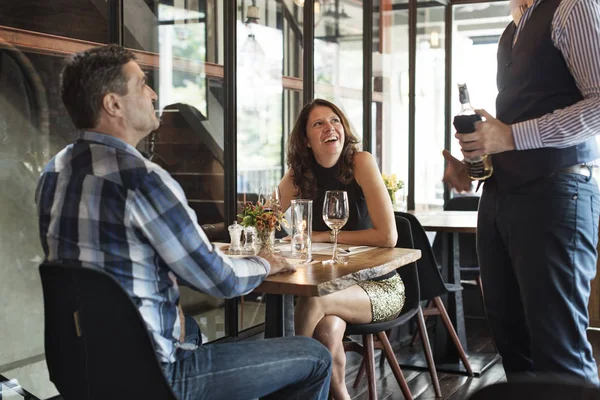 Paar hat romantisches Date — Stockfoto