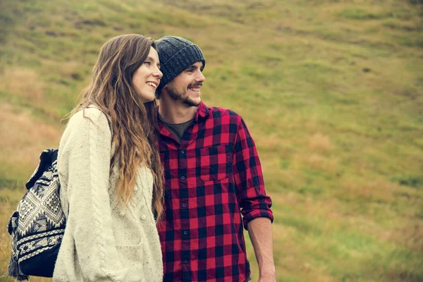 Jovem casal ao ar livre — Fotografia de Stock