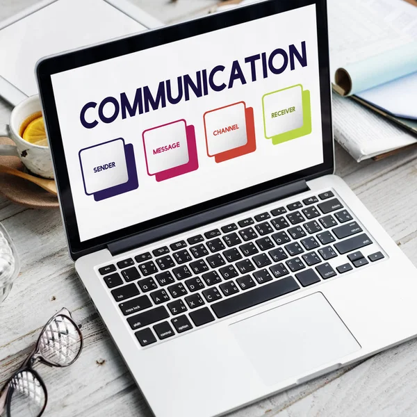 çalışma alanı tablo açılan laptop