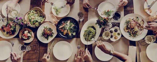 Ludzie jedzący w restauracji — Zdjęcie stockowe