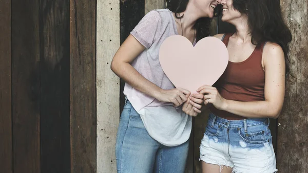 Lésbicas casal beijando — Fotografia de Stock