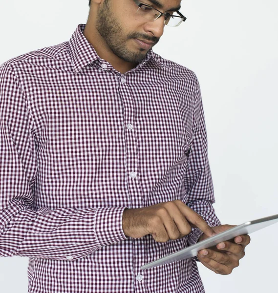 Hombre indio usando tableta digital — Foto de Stock