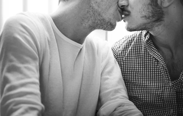 Gay casal beijos — Fotografia de Stock
