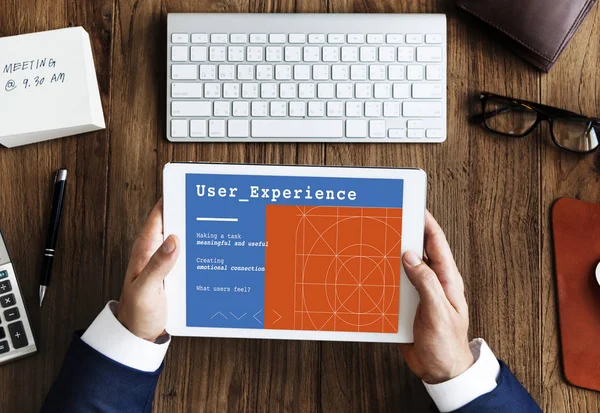 iş kişi dijital tablet kullanma