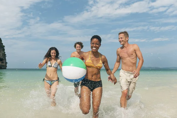 Amigos disfrutando en la playa — Foto de Stock