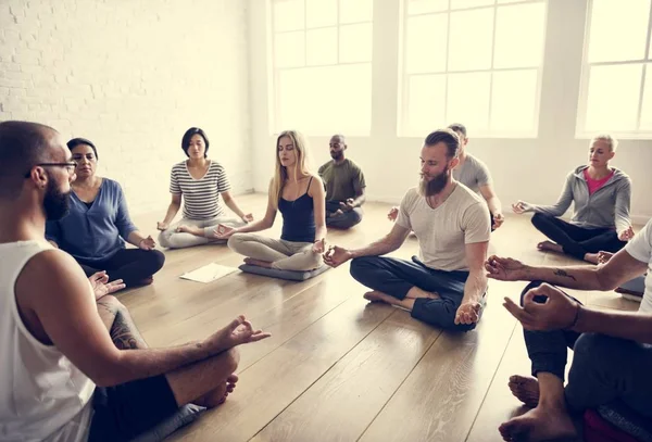 Pessoas fazendo joga — Fotografia de Stock