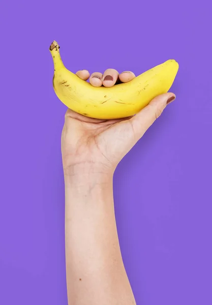 Mão segura banana — Fotografia de Stock