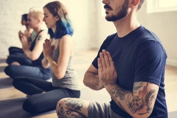 Gente haciendo meditación de yoga —  Fotos de Stock