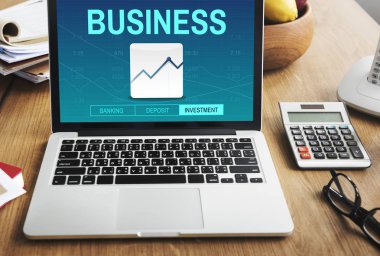 çalışma alanı tablo açılan laptop