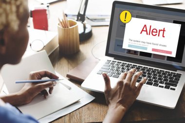 Dizüstü bilgisayarda çalışan kadın 