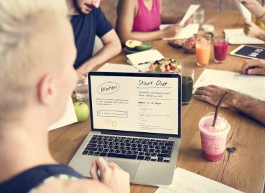 Dizüstü bilgisayar kullanan kadın