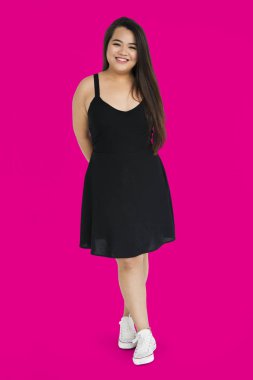 kadın stüdyoda poz